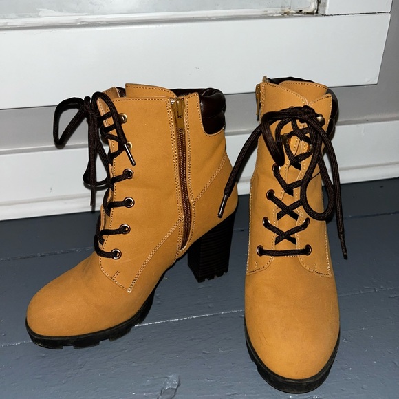 BAMBOO Shoes - Bamboo Lace-up chunky booties size 7